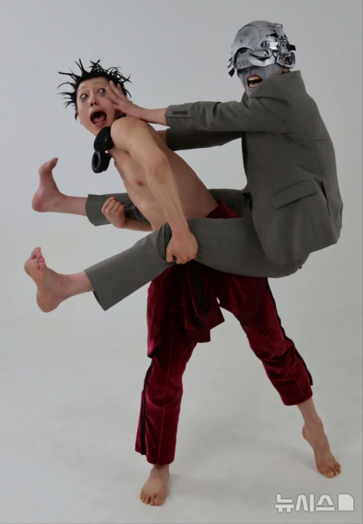 [창원=뉴시스]극단 상상창꼬의 '어느 날 아침 깨어나 보니 AI가 되어 있었다' 한 장면.(사진=극단 상상창꼬 제공) 2025.07.07. photo@newsis.com