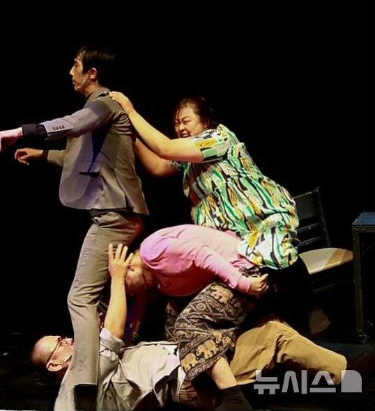 [창원=뉴시스]극단 상상창꼬의 '어느 날 아침 깨어나 보니 AI가 되어 있었다' 한 장면.(사진=극단 상상창꼬 제공) 2025.07.07. photo@newsis.com