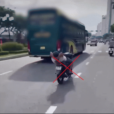 [뉴시스] 오토바이 운전자가 두 손을 놓고 누운 상태로 운전하는 모습이 화제가 되고 있다. (사진=troitre) *재판매 및 DB 금지 *재판매 및 DB 금지