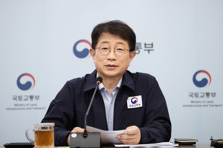 [서울=뉴시스] 박상우 국토교통부 장관은 7일 오후 정부세종청사 국가교통정보센터에서 2025년 여름철 풍수해·폭염 대응 점검회의를 열고, 유관기관과 함께 사전 대응체계를 집중 점검했다. (사진=국토부 제공) 2025.07.07. photo@newsis.com *재판매 및 DB 금지