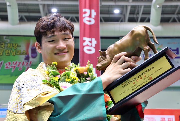 [서울=뉴시스] 위더스제약 2025 민속씨름 보은장사씨름대회에서 금강장사(90㎏ 이하)에 등극한 김기수. (사진=대한씨름협회 제공) *재판매 및 DB 금지