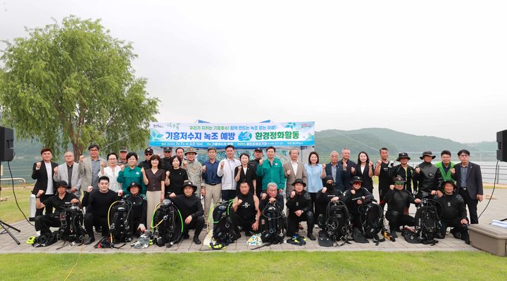 [용인=뉴시스]경기 용인시는 7일 기흥호수공원녹조예방 및 환경정화 활동을 벌였다.2025.07.07.photo@newsis.com *재판매 및 DB 금지