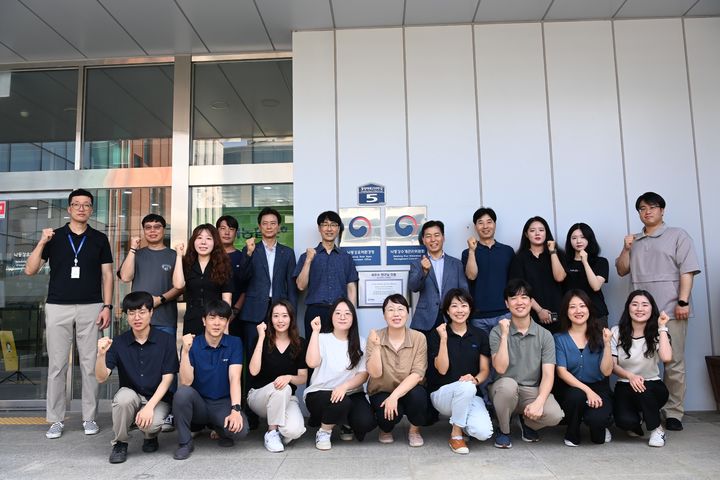 [창원=뉴시스]낙동강유역환경청, 최우수 연구실 인증 현판식 개최.(사진=낙동강유역환경청 제공) 2025.07.07.photo@newsis.com *재판매 및 DB 금지