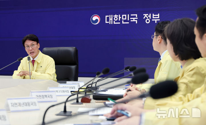 [세종=뉴시스] 강종민 기자 = 김민석 국무총리가 7일 세종시 정부세종청사 중앙재난안전상황실을 찾아 여름 재난 대비 상황을 점검하고 있다. 2025.07.07. ppkjm@newsis.com