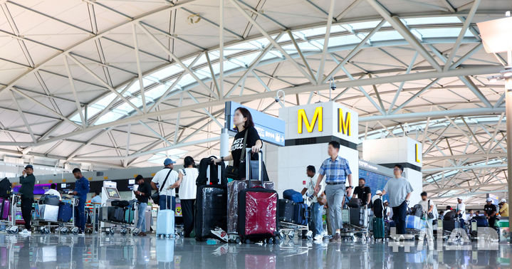 [인천공항=뉴시스] 김선웅 기자 = 7일 인천국제공항 제1여객터미널 출국장에서 여름 휴가철을 맞아 출국하는 여행객들이 출국 수속을 밟기 위해 이동하고 있다. 2025.07.07. mangusta@newsis.com