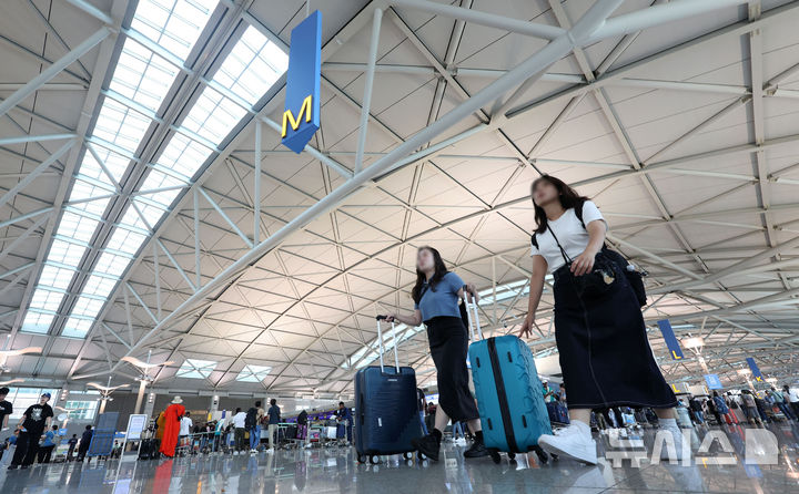 [인천공항=뉴시스] 김선웅 기자 = 7일 인천국제공항 제1여객터미널 출국장에서 여름 휴가철을 맞아 출국하는 여행객들이 출국 수속을 밟기 위해 이동하고 있다. 2025.07.07. mangusta@newsis.com