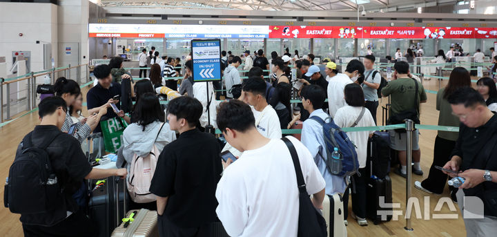[인천공항=뉴시스] 김선웅 기자 = 7일 인천국제공항 제1여객터미널 출국장에서 여름 휴가철을 맞아 출국하는 여행객들이 출국 수속을 밟고 있다. 2025.07.07. mangusta@newsis.com