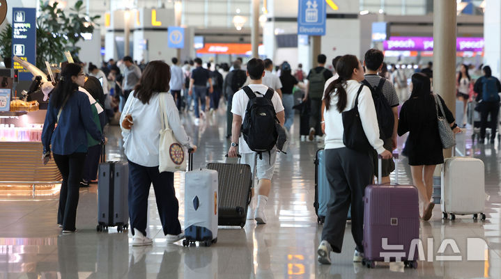 [인천공항=뉴시스] 김선웅 기자 = 7일 인천국제공항 제1여객터미널 출국장에서 여름 휴가철을 맞아 출국하는 여행객들이 출국 수속을 밟기 위해 이동하고 있다. 2025.07.07. mangusta@newsis.com