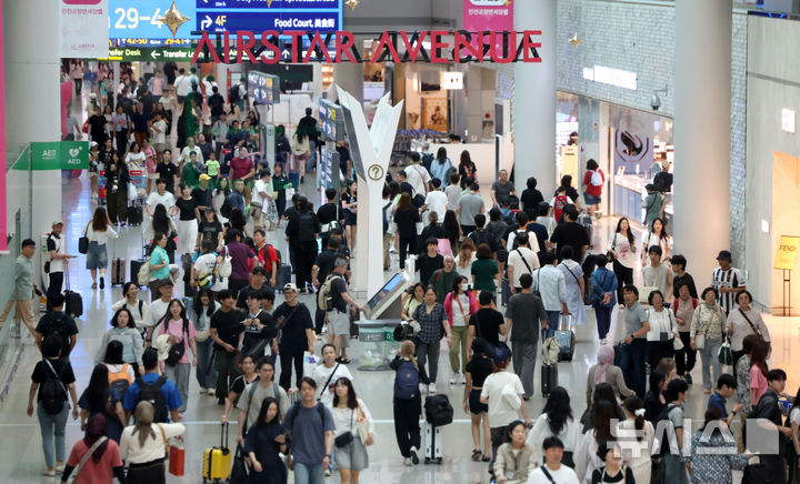 [인천공항=뉴시스] 김선웅 기자 = 7일 인천국제공항 제1여객터미널 출국장 면세구역에서 여름 휴가철을 맞아 출국하는 여행객들이 오가고 있다. 2025.07.07. mangusta@newsis.com