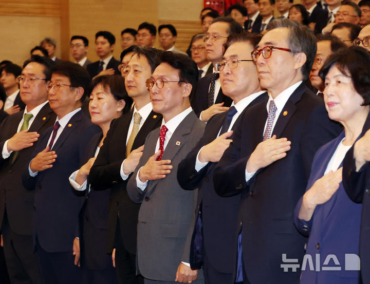 [세종=뉴시스] 강종민 기자 = 김민석 국무총리가 7일 세종시 정부세종청사 대강당에서 열린 취임식에서 국기에 대한 경례를 하고 있다. 2025.07.07. ppkjm@newsis.com