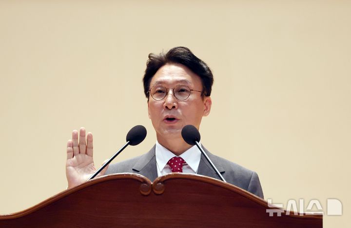 [세종=뉴시스] 강종민 기자 = 김민석 국무총리가 7일 세종시 정부세종청사 대강당에서 열린 취임식에서 취임 선서를 하고 있다. 2025.07.07. ppkjm@newsis.com