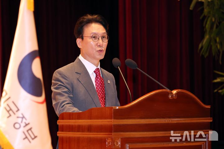 [세종=뉴시스] 강종민 기자 = 김민석 국무총리가 7일 세종시 정부세종청사 대강당에서 열린 취임식에서 취임사를 하고 있다. 2025.07.07. ppkjm@newsis.com