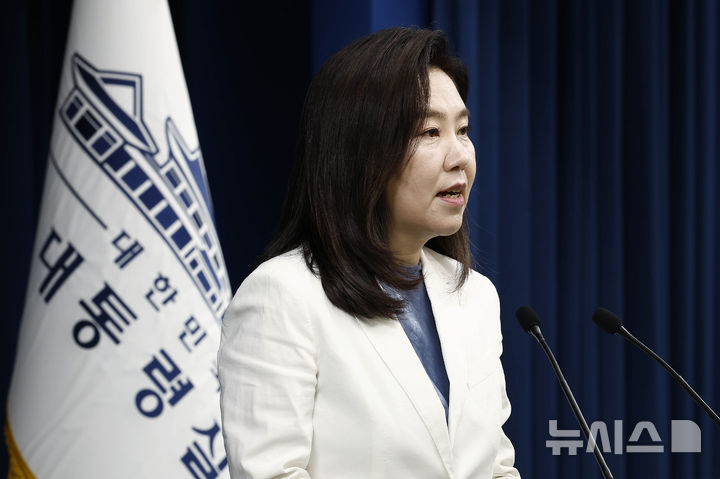 [서울=뉴시스] 최동준 기자 = 강유정 대변인이 7일 서울 용산 대통령실 청사에서 청년담당관 신설 및 채용 관련 브리핑을 하고 있다. 2025.07.07. photocdj@newsis.com