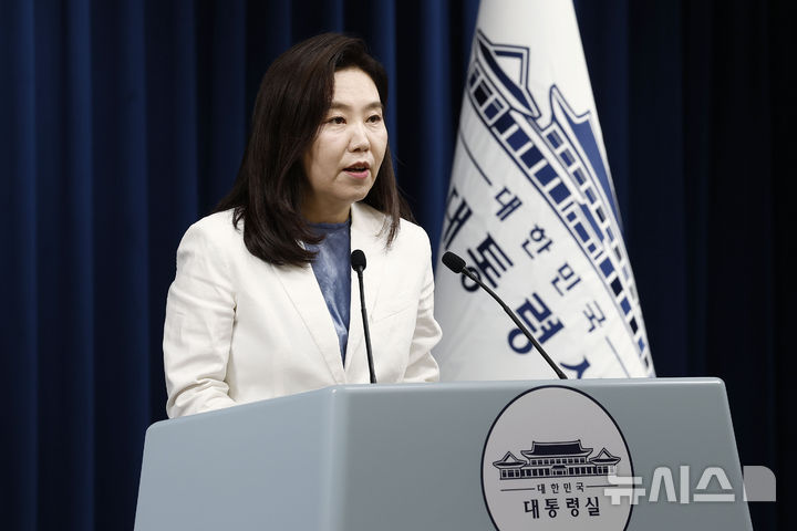 [서울=뉴시스] 최동준 기자 = 강유정 대변인이 7일 서울 용산 대통령실 청사에서 청년담당관 신설 및 채용 관련 브리핑을 하고 있다. 2025.07.07. photocdj@newsis.com