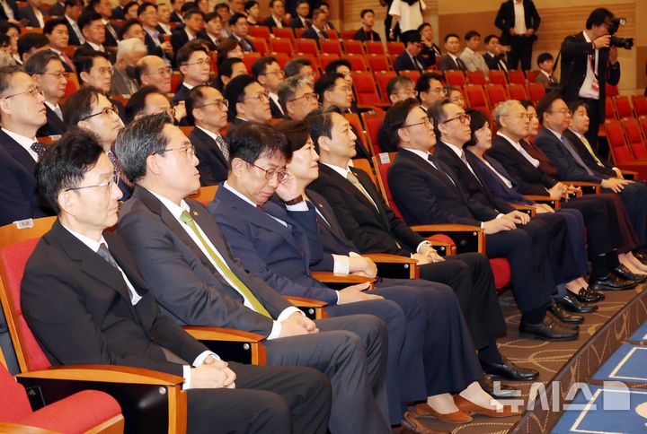 [세종=뉴시스] 강종민 기자 = 7일 세종시 정부세종청사 대강당에서 열린 김민석 국무총리 취임식에서 윤석열 정부에서 임명된 장관들이 김 총리의 취임사를 듣고 있다. 2025.07.07. ppkjm@newsis.com