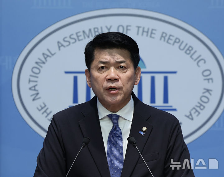 [서울=뉴시스] 김명년 기자 = 김준형 조국혁신당 의원이 7일 오전 서울 여의도 국회 소통관에서 윤석열 전 정권 국가안보농단 폭로 기자회견을 열고 발언하고 있다. 2025.07.07. kmn@newsis.com