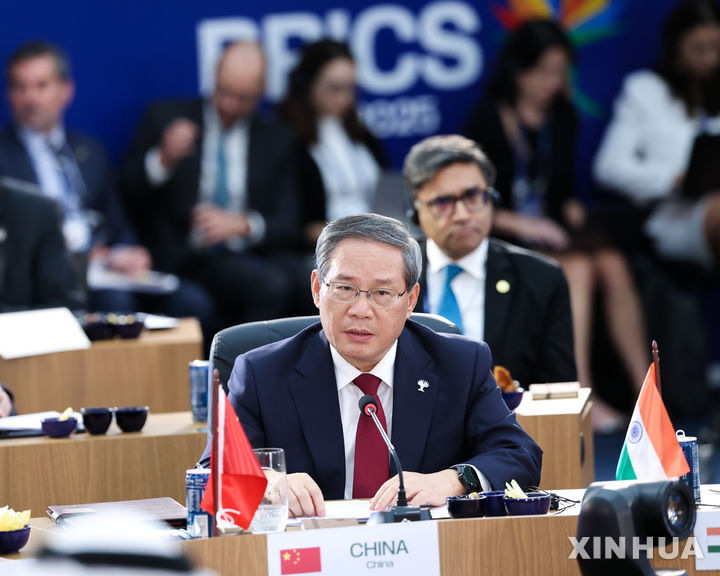 [리우데자네이루=신화/뉴시스] 리창 중국 국무원 총리가 6일 브라질 리우데자네이루에서 열린 제17차 브릭스 정상회의 본회의에서 연설하고 있다. 2025.07.07