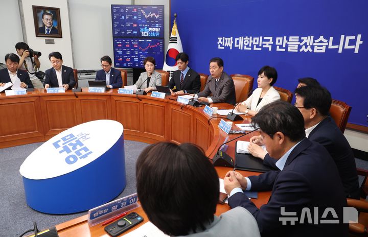 [서울=뉴시스] 조성봉 기자 = 김병기 더불어민주당 당대표 직무대행 겸 원내대표가 7일 오전 서울 여의도 국회에서 열린 최고위원회의에서 발언하고 있다. 2025.07.07. suncho21@newsis.com