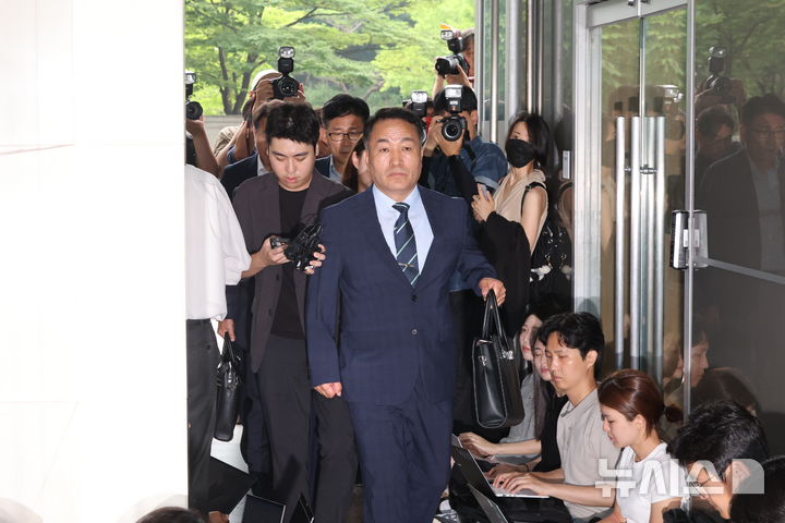 [서울=뉴시스] 황준선 기자 = 김계환 전 해병대사령관이 7일 오전 서울 서초구 이명현 순직 해병 특별검사 사무실에서 열린 소환 조사에 출석하고 있다. 2025.07.07. hwang@newsis.com