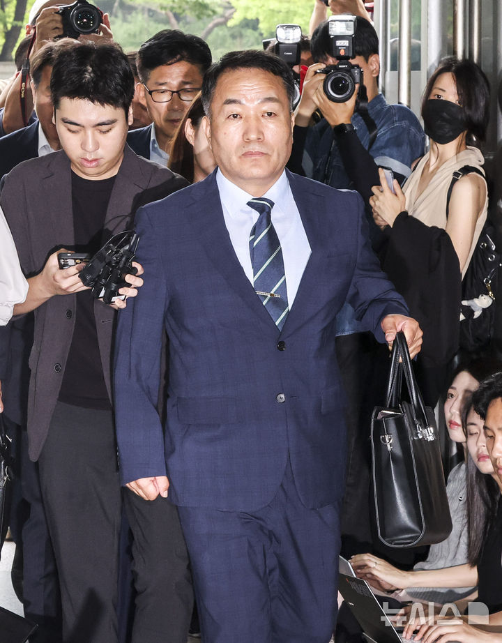 [서울=뉴시스] 황준선 기자 = 김계환 전 해병대사령관이 7일 오전 서울 서초구 이명현 순직 해병 특별검사 사무실에서 열린 소환 조사에 출석하고 있다. 2025.07.07. hwang@newsis.com