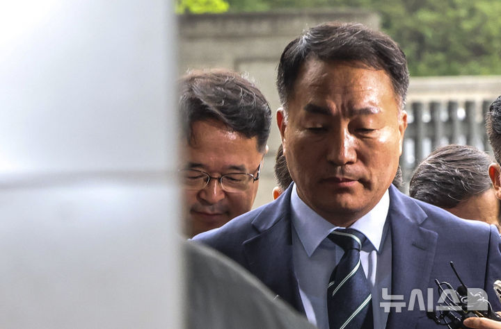 [서울=뉴시스] 황준선 기자 = 김계환 전 해병대사령관이 7일 오전 서울 서초구 이명현 순직 해병 특별검사 사무실에서 열린 소환 조사에 출석하고 있다. 2025.07.07. hwang@newsis.com