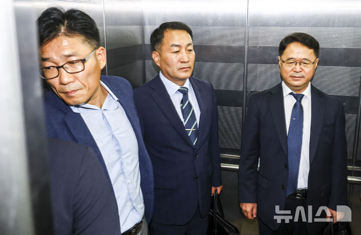 [서울=뉴시스] 황준선 기자 = 김계환 전 해병대사령관이 7일 오전 서울 서초구 이명현 순직 해병 특별검사 사무실에서 열린 소환 조사에 출석하고 있다. 2025.07.07. hwang@newsis.com