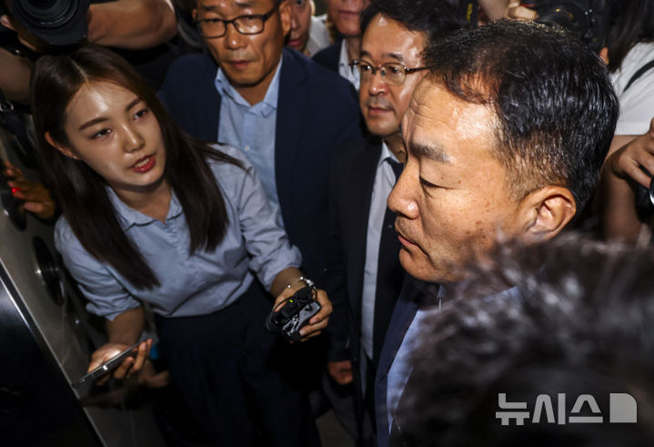 [서울=뉴시스] 황준선 기자 = 김계환 전 해병대사령관이 7일 오전 서울 서초구 이명현 순직 해병 특별검사 사무실에서 열린 소환 조사에 출석하고 있다. 2025.07.07. hwang@newsis.com