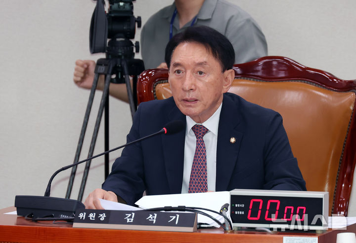 [서울=뉴시스] 고승민 기자 = 김석기 국회 외교통일위원장이 7일 서울 여의도 국회에서 외교통일위원회 전체회의를 주재하고 있다. 2025.07.07. kkssmm99@newsis.com