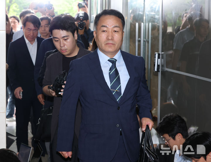 [서울=뉴시스] 황준선 기자 = 김계환 전 해병대사령관이 7일 오전 서울 서초구 이명현 순직 해병 특별검사 사무실에서 열린 소환 조사에 출석하고 있다. 2025.07.07. hwang@newsis.com