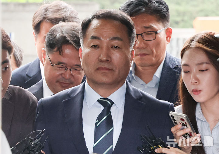 [서울=뉴시스] 황준선 기자 = 김계환 전 해병대사령관이 7일 오전 서울 서초구 이명현 순직 해병 특별검사 사무실에서 열린 소환 조사에 출석하고 있다. 2025.07.07. hwang@newsis.com