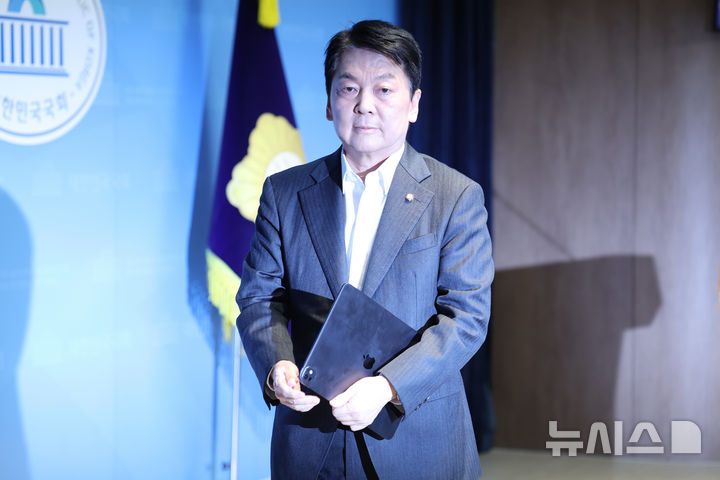 [서울=뉴시스] 김명년 기자 = 안철수 국민의힘 의원이 7일 오전 서울 여의도 국회 소통관 기자회견장에서 당대표 출마 선언 기자회견을 마치고 이동하고 있다. 2025.07.07. kmn@newsis.com