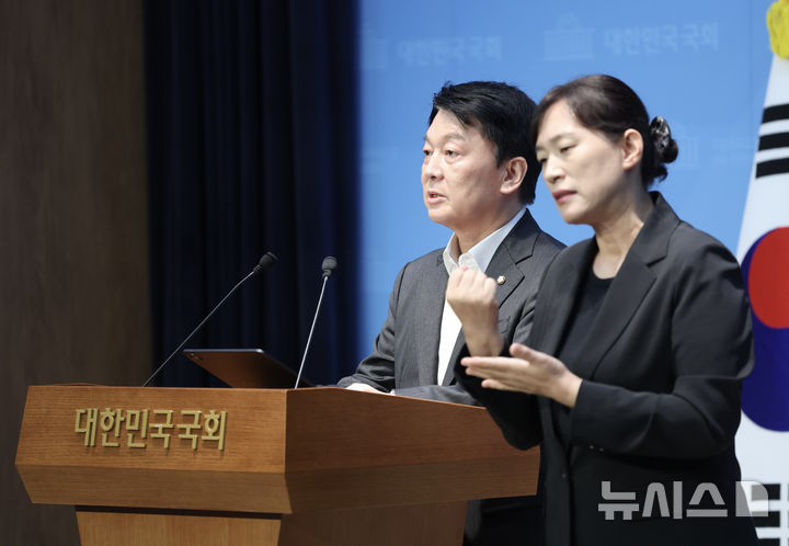 [서울=뉴시스] 김명년 기자 = 안철수 국민의힘 의원이 7일 오전 서울 여의도 국회 소통관에서 기자회견을 열고 당 혁신위원장을 내려놓고 당대표에 도전하겠다고 밝히고 있다. 2025.07.07. kmn@newsis.com