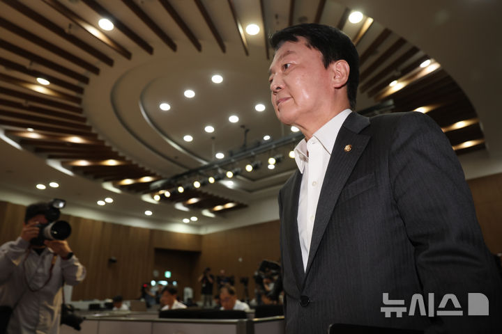 [서울=뉴시스] 김명년 기자 = 안철수 국민의힘 의원이 7일 오전 서울 여의도 국회 소통관 기자회견장에 입장하고 있다. 안 의원은 당 혁신위원장을 내려놓고 당대표에 도전하겠다고 밝혔다. 2025.07.07. kmn@newsis.com