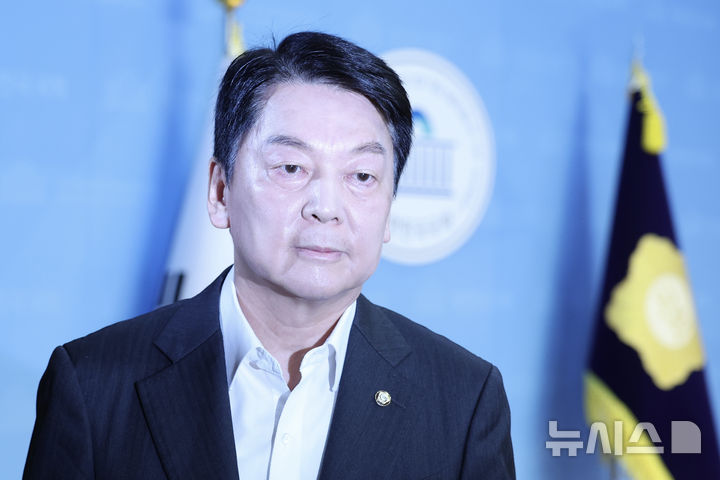 [서울=뉴시스] 김명년 기자 = 안철수 국민의힘 의원이 7일 오전 서울 여의도 국회 소통관 기자회견장에서 당대표 출마 선언 기자회견을 마치고 이동하고 있다. 2025.07.07. kmn@newsis.com