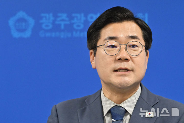 [광주=뉴시스] 이영주 기자 = 박찬대 더불어민주당대표 후보가 7일 오전 광주 서구 광주시의회에서 기자회견을 열고 있다. 2025.07.07. leeyj2578@newsis.com