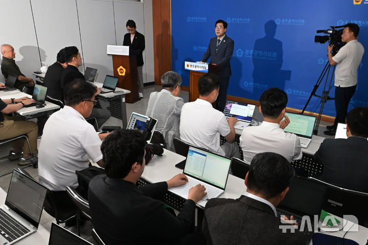 [광주=뉴시스] 이영주 기자 = 박찬대 더불어민주당대표 후보가 7일 오전 광주 서구 광주시의회에서 기자회견을 열고 있다. 2025.07.07. leeyj2578@newsis.com