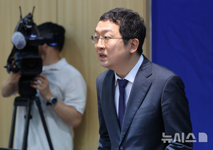 [서울=뉴시스] 황준선 기자 = 정민영 순직 해병 특검팀 특검보가 7일 오전 서울 서초구 이명현 순직 해병 특별검사 사무실에서 정례 브리핑을 하고 있다. 2025.07.07. hwang@newsis.com