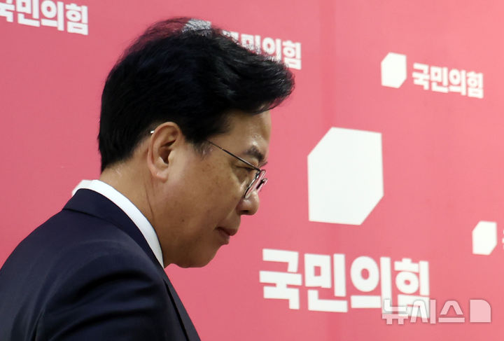 [서울=뉴시스] 고승민 기자 = 송언석 국민의힘 비상대책위원장이 7일 서울 여의도 국회에서 안철수 의원 관련 취재진 질문에 답하기 위해 복도로 나오고 있다. 이날 당 혁신위원장을 수행하기로 했던 안철수 의원은 위원장 사퇴 및 전당대회 출마 의사를 밝혔다. 2025.07.07. kkssmm99@newsis.com