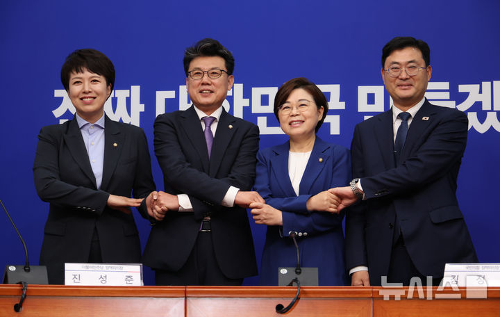 [서울=뉴시스] 김금보 기자 = 더불어민주당과 국민의힘 정책위의장이 7일 서울 여의도 국회에서 만나 기념촬영을 하고 있다. 왼쪽부터 김은혜 국민의힘 원내정책수석부대표, 진성준 더불어민주당 정책위의장, 김정재 국민의힘 정책위의장, 이정문 더불어민주당 수석부의장. 2025.07.07. kgb@newsis.com