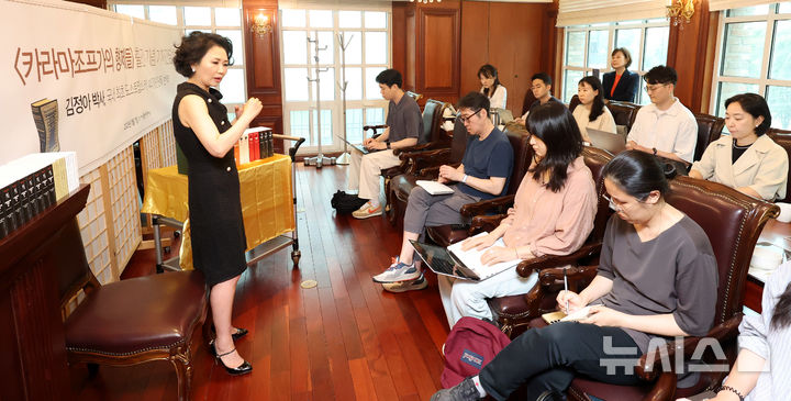 [서울=뉴시스] 추상철 기자 = 김정아 번역가가 7일 오전 서울 종로구의 한 식당에서 열린 '카라마조프가의 형제들' 출간 기자간담회에서 소회를 밝히고 있다. 2025.07.07. scchoo@newsis.com