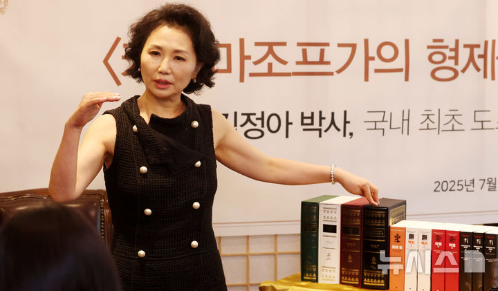 [서울=뉴시스] 추상철 기자 = 김정아 번역가가 7일 오전 서울 종로구의 한 식당에서 열린 '카라마조프가의 형제들' 출간 기자간담회에서 소회를 밝히고 있다. 2025.07.07. scchoo@newsis.com