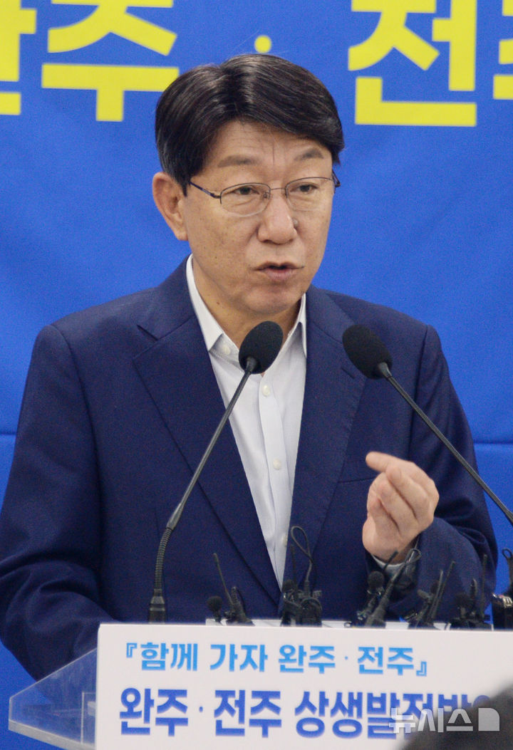 [전주=뉴시스] 김얼 기자 = 우범기 전주시장이 7일 전북 전주시 전주시청 회의실에서 '완주·전주 통합 공동건의문 수용발표' 기자회견을 열고 질의에 답변하고 있다. 2025.07.07. pmkeul@newsis.com