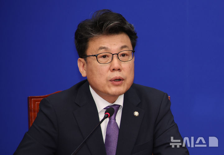 [서울=뉴시스] 김금보 기자 = 진성준 더불어민주당 정책위의장이 지난 7일 서울 여의도 국회에서 김정재 국민의힘 정책위의장을 만나 모두발언을 하고 있다. 2025.07.07. kgb@newsis.com