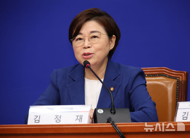 [서울=뉴시스] 김금보 기자 = 김정재 국민의힘 정책위의장이 7일 서울 여의도 국회에서 진성준 더불어민주당 정책위의장을 만나 모두발언을 하고 있다. 2025.07.07. kgb@newsis.com