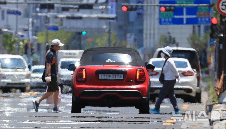 [제주=뉴시스] 우장호 기자 = 본격적인 더위를 알리는 절기 '소서(小暑)'인 7일 오후 제주시 건입동 인근 도로 위로 지열로 인한 아지랑이가 피어오르고 있다. 2025.07.07. woo1223@newsis.com