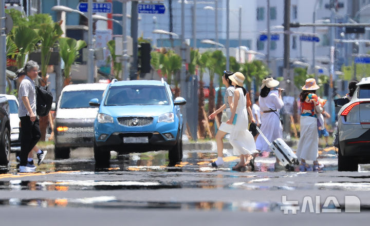 [제주=뉴시스] 우장호 기자 = 본격적인 더위를 알리는 절기 '소서(小暑)'인 7일 오후 제주시 건입동 인근 도로 위로 지열로 인한 아지랑이가 피어오르고 있다. 2025.07.07. woo1223@newsis.com