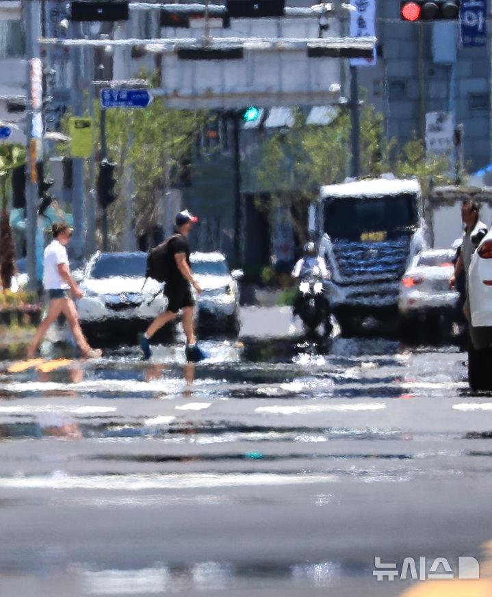 [제주=뉴시스] 우장호 기자 = 본격적인 더위를 알리는 절기 '소서(小暑)'인 7일 오후 제주시 건입동 인근 도로 위로 지열로 인한 아지랑이가 피어오르고 있다. 2025.07.07. woo1223@newsis.com