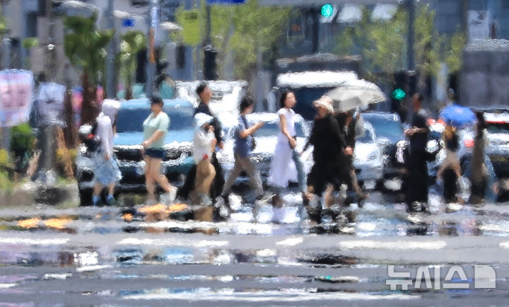 [제주=뉴시스] 우장호 기자 = 본격적인 더위를 알리는 절기 '소서(小暑)'인 7일 오후 제주시 건입동 인근 도로 위로 지열로 인한 아지랑이가 피어오르고 있다. 2025.07.07. woo1223@newsis.com