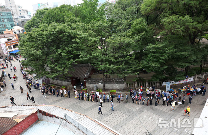 [서울=뉴시스] 최진석 기자 = 서울 전역에 올여름 첫 폭염경보가 내려진 7일 서울 탑골공원 인근에서 어르신들이 무료급식을 위해 줄지어 대기하고 있다. 2025.07.07. myjs@newsis.com