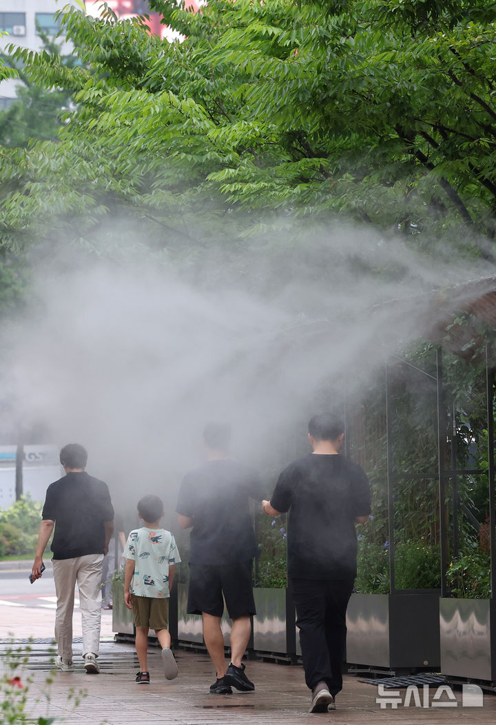 [서울=뉴시스] 최진석 기자 = 서울 전역에 올여름 첫 폭염경보가 내려진 7일 서울 중구 서울광장에 더위를 식혀주는 쿨링 포그가 작동되고 있다. 2025.07.07. myjs@newsis.com